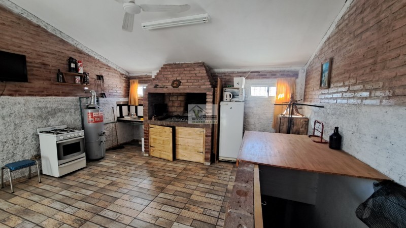 VENDO O PERMUTO CASA NUEVA AMPLIA Centrica en buena Zona a 3 cuadras de Av. Rivadavia. A 9 cuadras, del km 0 de SAN RAFAEL.