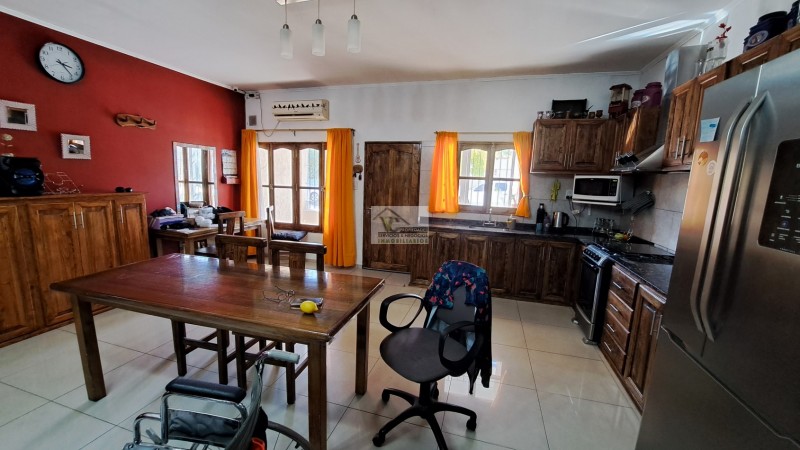 VENDO O PERMUTO CASA NUEVA AMPLIA Centrica en buena Zona a 3 cuadras de Av. Rivadavia. A 9 cuadras, del km 0 de SAN RAFAEL.