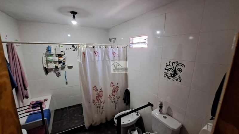 VENDO O PERMUTO CASA NUEVA AMPLIA Centrica en buena Zona a 3 cuadras de Av. Rivadavia. A 9 cuadras, del km 0 de SAN RAFAEL.