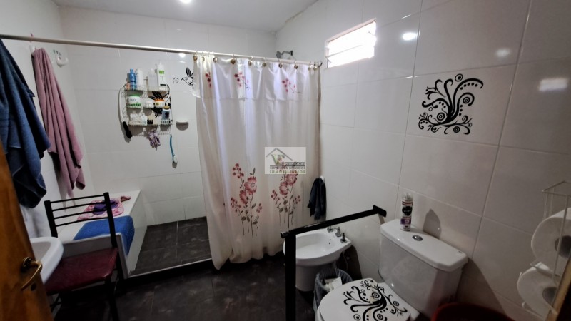 VENDO O PERMUTO CASA NUEVA AMPLIA Centrica en buena Zona a 3 cuadras de Av. Rivadavia. A 9 cuadras, del km 0 de SAN RAFAEL.