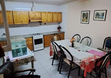 ✅ATENCION Oferta. Vendo Complejo 8 posibles Locaciones. Ideal turismo,  para Hostel, o locacion diaria,  O geriatrico  o etc. Cuenta con Terreno de 503 m2  y 305 m2 cubiertos. Sin edificar 198 m2. A  3  cuadras de Av. Rivadavia en Ciudad San Rafael.