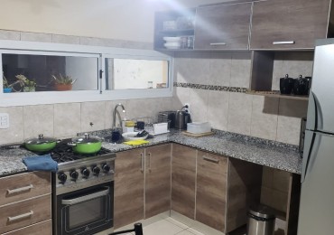 ¡ATENCION INVERSOR! SE VENDE COMPLEJO de 4 departamentos nuevos + Salon Comercial amplio + 4 COCHERAS Zona Universidades