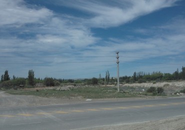 IMPORTANTE PROPIEDAD  4 HAS SOBRE 25 DE MAYO EN TRELEW, zona Urbana, TODO LOS SERVICIOS sobre Avenida, Canal principal de riego.  