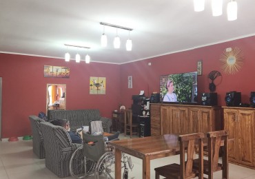 Vendo o Permuta CASA Amplia + LOCAL. A POCAS CUADRAS DEL CENTRO DE San Rafael. Permuta