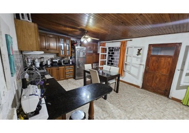 OPORTUNIDAD VENDO CASA + QUINCHO + TINGLADO 630 m² a 6 km de San Rafael. Zona a metros de Adolfo Calle. 