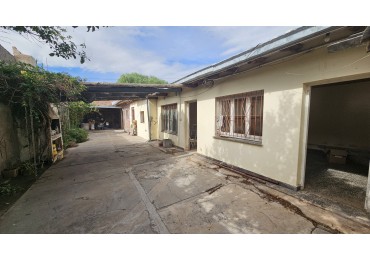 Vendo! Gran oportunidad en San Rafael.Casa + Departamento + Salon + TingladoUbicada a solo 10 cuadras del casino por calle Castelli.