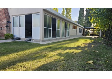 ¡Oportunidad unica en Rama Caida, San Rafael!¡Una propiedad excepcional en la zona de Rama Caida, a tan solo 6 km de San Rafael! Posibilidad de permuta. Casa+ Quincho+ Pileta+ Galpon+ plantacion+ Agua, luz y GAS 