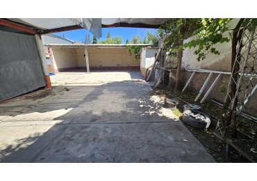 Galpon + Casa con gas. Propiedad Multifuncional en Avenida Sarmiento de San Rafael: 2 Galpones con Casa de 3 Dormitorios, ¡Ideal para Comercio o Deposito!