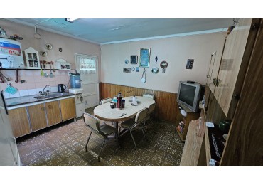 Casa + Galpon con gas. Propiedad Multifuncional en Avenida Sarmiento de San Rafael: 2 Galpones con Casa de 3 Dormitorios, ¡Ideal para Comercio o Deposito!