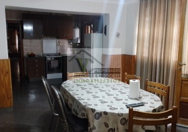 @VENDO Interesante CASA CÉNTRICA con gran terreno zona Montecaseros , la cual cuenta  de: @CASA: tres dormitorios, cocina comedor, living, baño, lavanderia grande , patio, cochera para dos vehículos, cuenta con 500 m² de terreno y de 270 m² cubierto,  lis